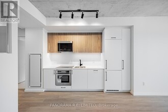 689-689 The Queensway in Toronto, ON - Building Photo - Building Photo
