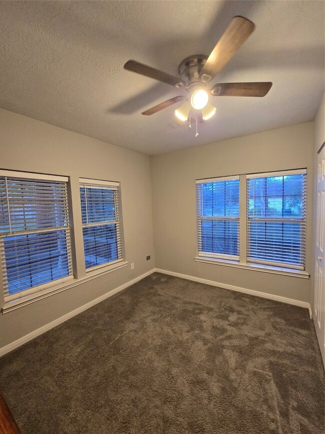 511 S Roosevelt Ave in Cleveland, TX - Foto de edificio - Building Photo