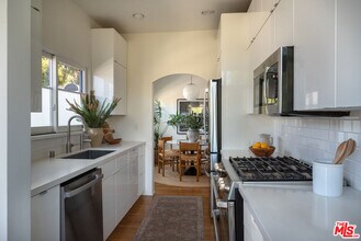4133 Holly Knoll Dr in Los Angeles, CA - Building Photo - Building Photo