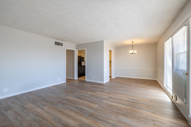 Colonial Plaza Apartments in Council Bluffs, IA - Building Photo - Interior Photo