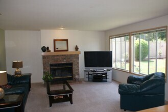 33501 11th Pl SW in Federal Way, WA - Building Photo - Building Photo