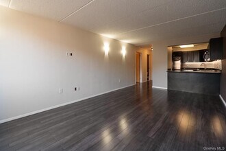 703 Pelham Rd in New Rochelle, NY - Building Photo - Building Photo