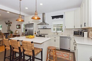 85 W Thames St in Norwich, CT - Building Photo