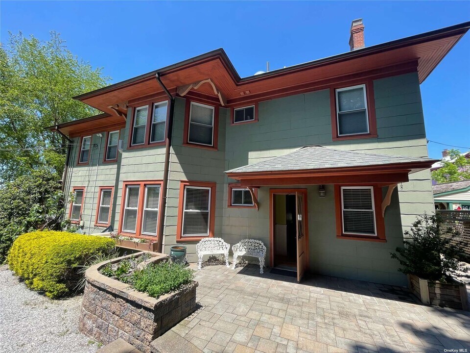 103 E Main St-Unit -A in Port Jefferson, NY - Foto de edificio