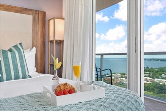 2889 McFarlane Rd in Miami, FL - Foto de edificio - Building Photo