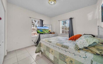 7567 N Augusta Dr in Hialeah, FL - Foto de edificio - Building Photo