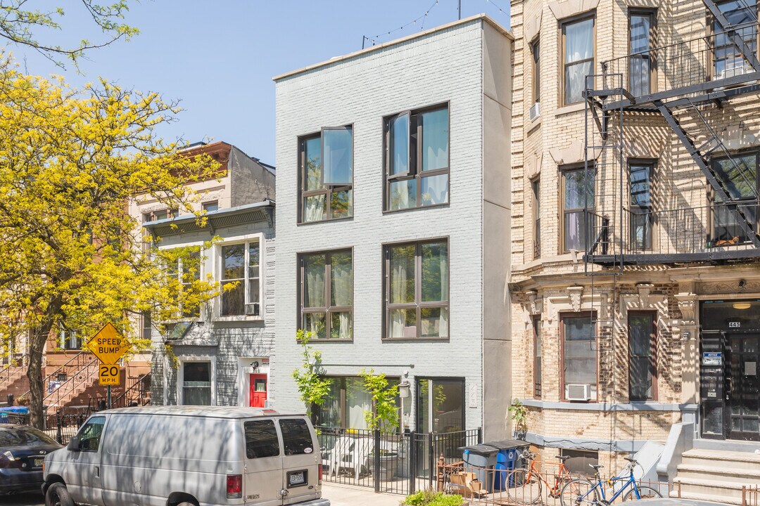 443 Bainbridge St in Brooklyn, NY - Building Photo