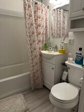 208 Buena Vista Ave in Newington, CT - Foto de edificio - Building Photo