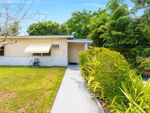 6320 SW 58th Pl in South Miami, FL - Building Photo - Building Photo