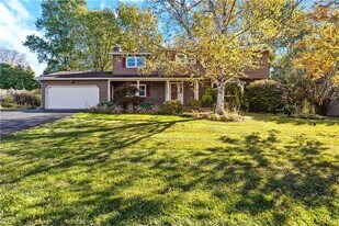 8178 Old Sunridge Dr in Manlius, NY - Building Photo