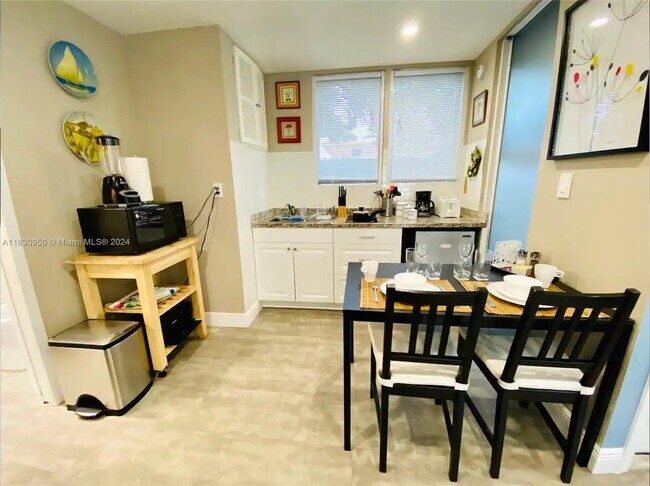 1033 NW 6th St-Unit -3 in Miami, FL - Building Photo - Building Photo