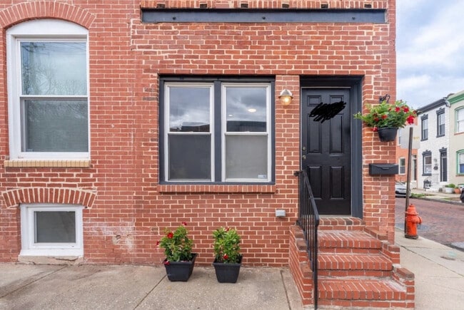 property at 2808 E Fairmount Ave