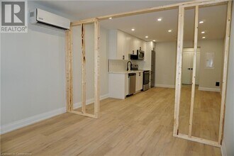588 Barton St E in Hamilton, ON - Building Photo - Building Photo