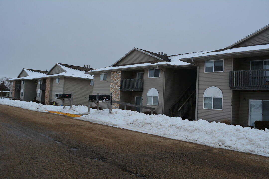 Middle Road Apartments in Dixon, IL - Building Photo