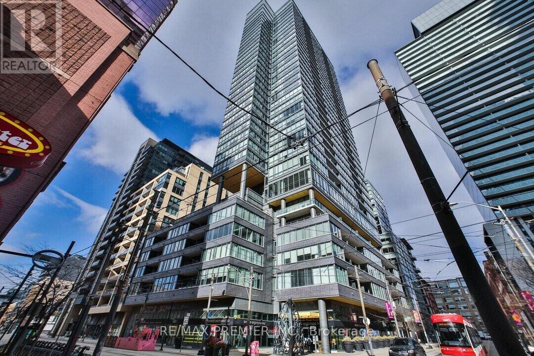 8 Charlotte St in Toronto, ON - Building Photo