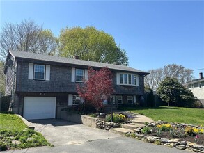11 Pocono Rd in Middletown, RI - Building Photo - Building Photo