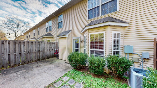 2048 Nashboro Blvd in Nashville, TN - Foto de edificio - Building Photo
