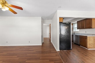 717 Cedar Bayou Rd, Unit 7 in Baytown, TX - Building Photo - Building Photo
