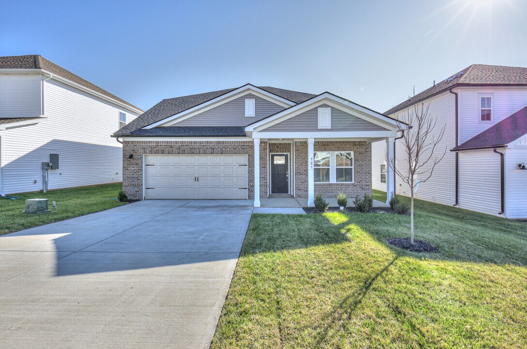 121 Fernbank Ln in Clarksville, TN - Building Photo
