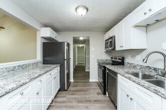 2196 Scarbrough Dr in Stone Mountain, GA - Foto de edificio - Building Photo
