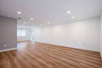 8127 Chesebro Ave in North Port, FL - Building Photo - Building Photo