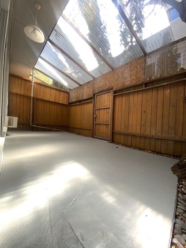 1621 1/4 N Martel Ave in Los Angeles, CA - Foto de edificio - Building Photo