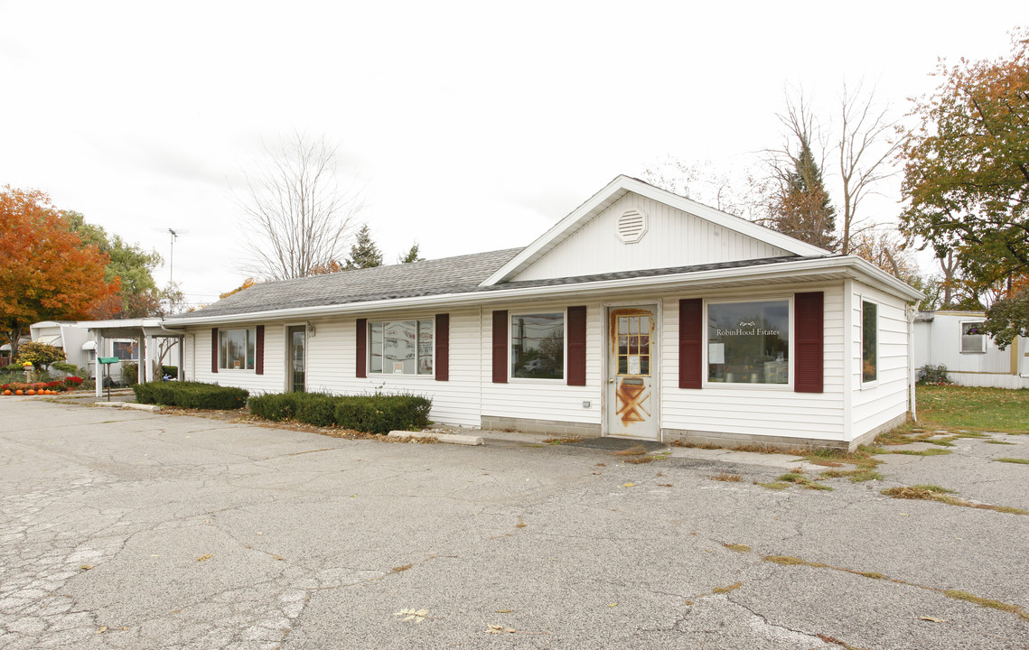 Robin Hood Estates in Adrian, MI - Building Photo