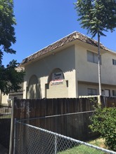 Sanctity Townhomes in Bakersfield, CA - Foto de edificio - Building Photo