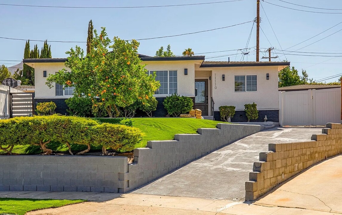 11110 Odell Ave in Sunland, CA - Foto de edificio