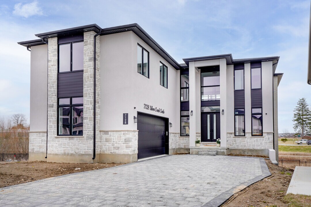 7128 SIlver Creek Cir in London, ON - Building Photo