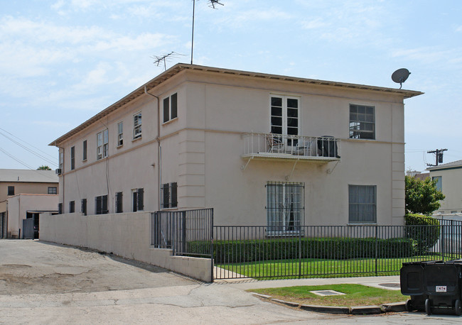 130 N Orlando Ave in Los Angeles, CA - Foto de edificio - Building Photo