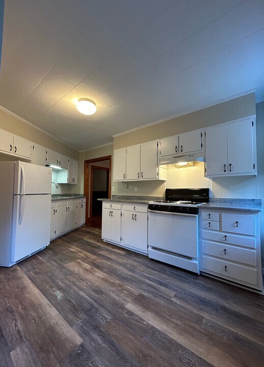 17 Adams St in Bourne, MA - Building Photo