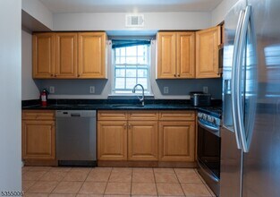 239 N 19th St in East Orange, NJ - Foto de edificio - Building Photo