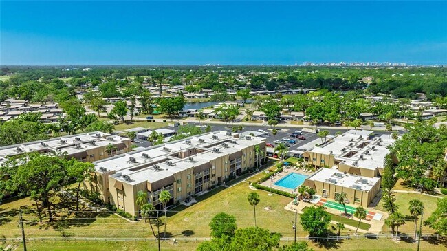 1330 Glen Oaks Dr E in Sarasota, FL - Building Photo - Building Photo