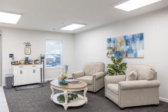 Cottage Bluff Apartments in Clinton, IA - Building Photo - Interior Photo
