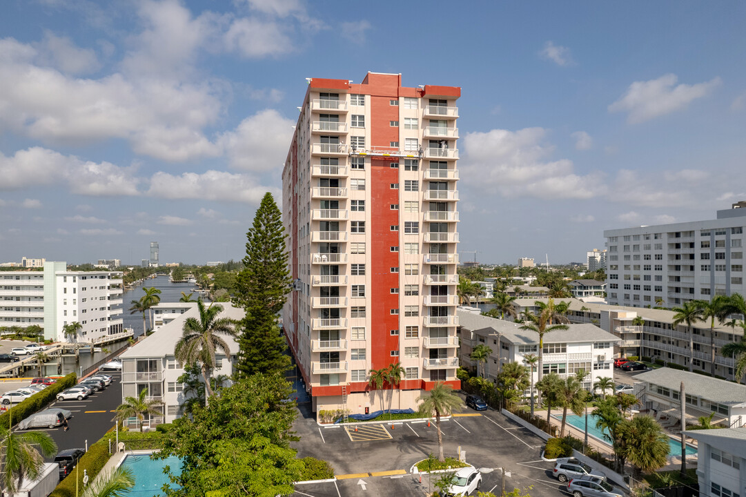 Clifton Condominiums in Hallandale Beach, FL - Building Photo