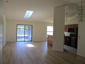 996 Locust Ave NW in Palm Bay, FL - Building Photo - Building Photo