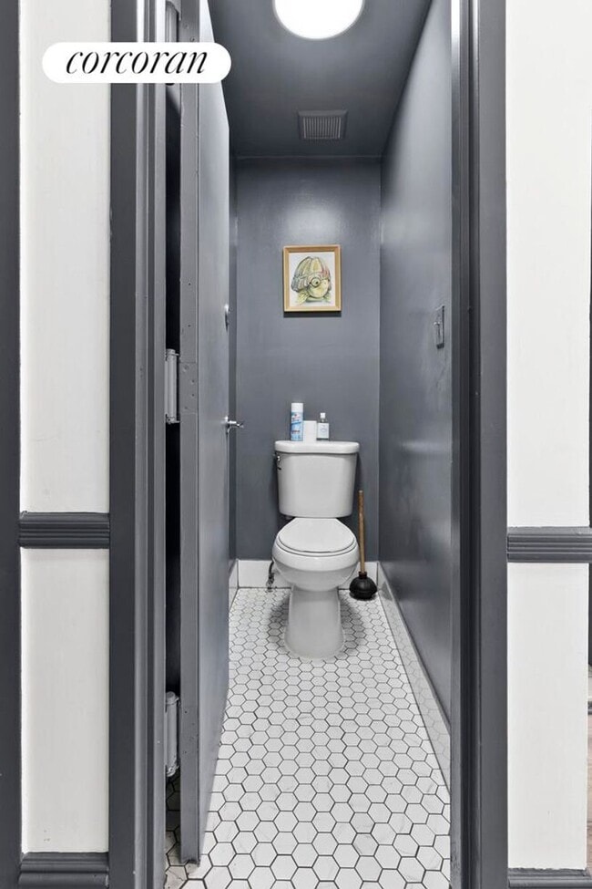310 W 20th St in New York, NY - Building Photo - Building Photo
