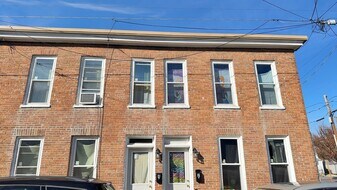 212-12 Philadelphia Ave in Waynesboro, PA - Building Photo