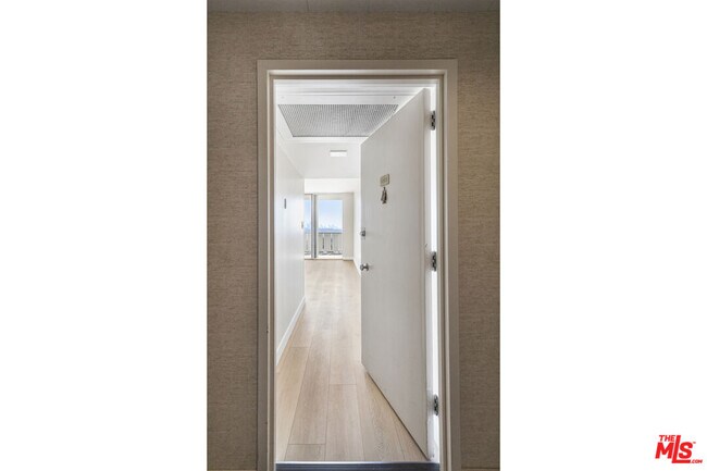 4455 Los Feliz Blvd in Los Angeles, CA - Building Photo - Building Photo
