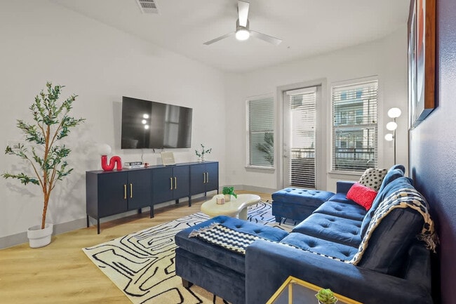 13701 Montfort Dr in Dallas, TX - Foto de edificio - Building Photo