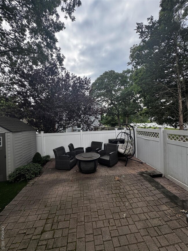 10 Lloyd St in Center Moriches, NY - Building Photo - Building Photo