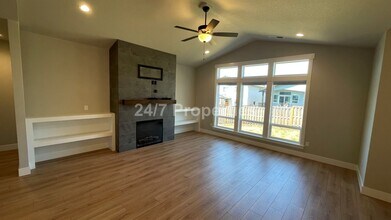 1761 NE Robert Rd in Estacada, OR - Foto de edificio - Building Photo