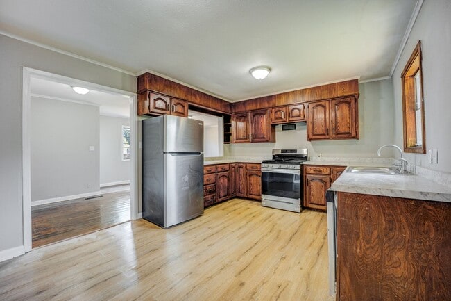 property at 2924 Phoenix Ave