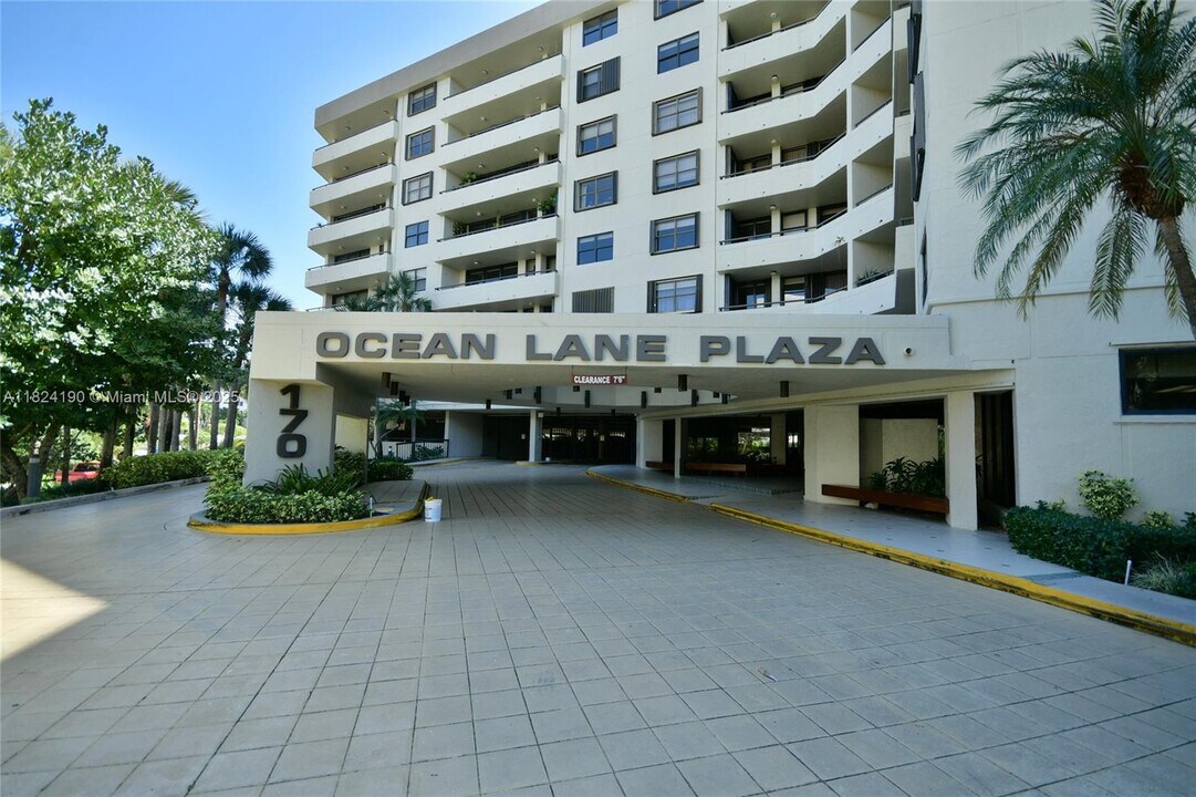 170 Ocean Lane Dr, Unit 311 in Key Biscayne, FL - Building Photo