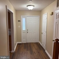 8222 Maple Ridge Ave in Springfield, VA - Building Photo