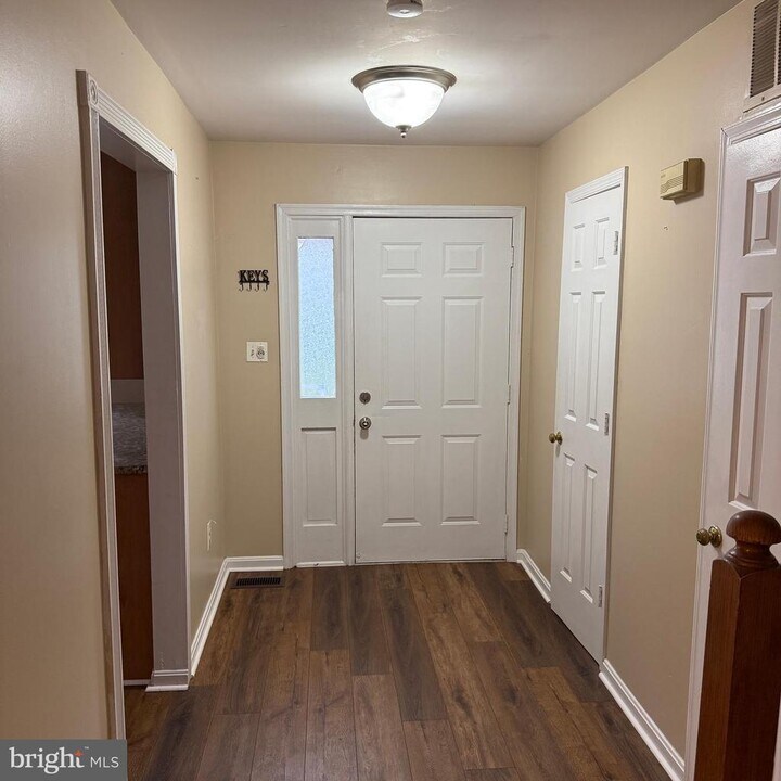 8222 Maple Ridge Ave in Springfield, VA - Building Photo