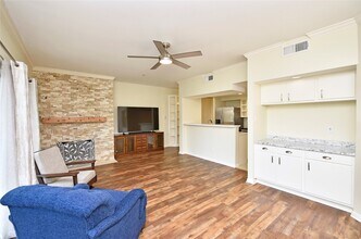 12800 Melville Dr in Montgomery, TX - Foto de edificio - Building Photo
