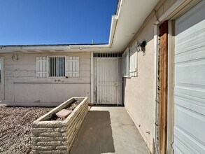 4422 E Newton Dr in Las Vegas, NV - Building Photo - Building Photo