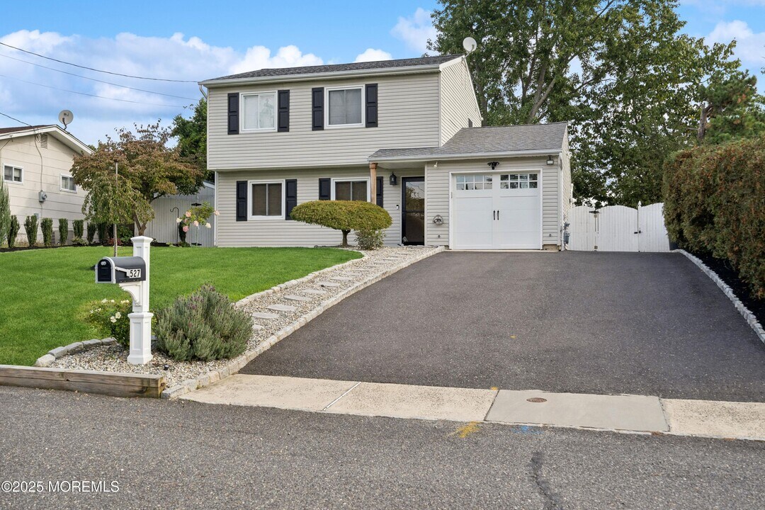 527 Pennsylvania Ave in Brick, NJ - Building Photo
